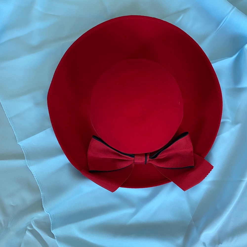 Red woman hat 👒